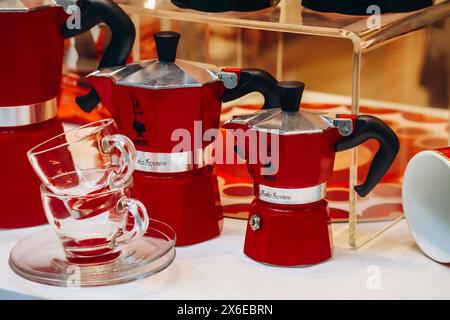 Pisa, Italien - 30. Dezember 2023: Bialetti-Kaffeemaschinen im Zentrum von Pisa, in der Toskana, Mittelitalien Stockfoto