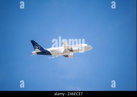 13.05.2024, Berlin, Deutschland, Europa - ein Passagierflugzeug vom Typ Airbus A319-114 der Lufthansa mit der Registrierung D-AILN beim Start vom Flughafen Berlin Brandenburg BER. Lufthansa ist Mitglied der Star Alliance Luftfahrtallianz, einem internationalen Netzwerk von Fluggesellschaften. *** 13 05 2024, Berlin, Deutschland, Europa Ein Passagierflugzeug der Lufthansa Airbus A319 114 mit der Registrierung D AILN vom Flughafen Berlin Brandenburg BER Lufthansa ist Mitglied der Fluggesellschaft Star Alliance, einem internationalen Netz von Fluggesellschaften Stockfoto