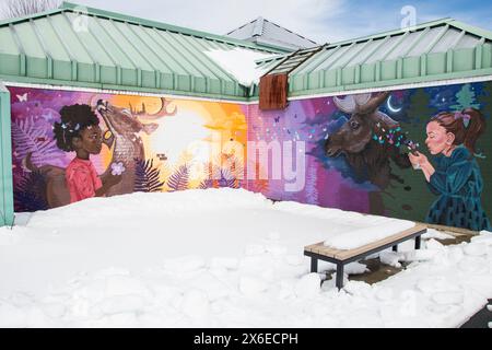 Farbenfrohes Wandbild von Mädchen mit einem Hirsch und einem Elch im Gebäude der Chatham Public Library in Miramichi, New Brunswick, Kanada Stockfoto