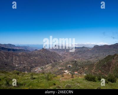 Panoramablick vom Aussichtspunkt Degollada de Becerra, wo Sie den Roque Nublo und den Teide Gipfel sehen können Stockfoto