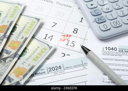 Kalender mit Datumserinnerung zu Steuertag, Dokumenten, Geld, Stift und Rechner, Nahaufnahme Stockfoto