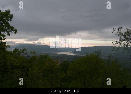 Sturmwolken werden kurz nach Sonnenaufgang am Peters Mountain in Pennsylvania klar Stockfoto