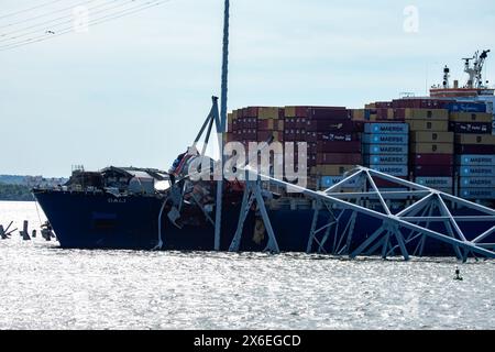 Dundalk, Vereinigte Staaten Von Amerika. Mai 2024. Dundalk, Vereinigte Staaten von Amerika. Mai 2024. Der größte Teil des Abschnitts 4 der eingestürzten Francis Scott Key Bridge wurde erfolgreich von der Bughafen-Seite des M/V DALI Frachtschiffes entfernt, nachdem kontrollierte Sprengstoffe die Stahlträger sicher zerschnitten, am 13. Mai 2024 in der Nähe von Dundalk, Maryland. Die Brücke wurde am 26. März von einem 984-Fuß-Schiff getroffen, das sechs Arbeiter tötete und den Hafen von Baltimore blockierte. Quelle: Christopher Rosario/U. S Army Corps/Alamy Live News Stockfoto