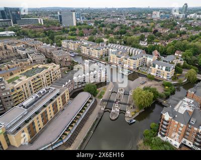 Luftaufnahme der Anlegestelle am Brentford Lock am Fluss Brent, Brentford, Großbritannien. Stockfoto