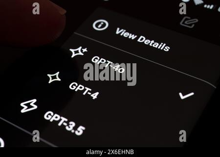 GPT-4o Modell mit GPT-4 und GPT-3,5 in der ChatGPT App auf dem Smartphone. Auswahl zwischen Sprachmodellen im bezahlten OpenAI-Konto. Stafford, Vereinigte Staaten Stockfoto