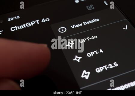 GPT-4o Modell mit GPT-4 und GPT-3,5 in der ChatGPT App auf dem Smartphone. Auswahl zwischen Sprachmodellen im bezahlten OpenAI-Konto. Stafford, Vereinigte Staaten Stockfoto