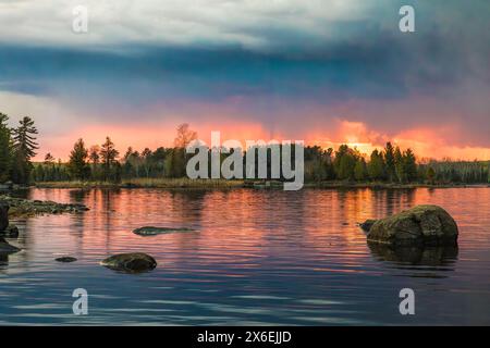 Die Sonne untergeht über dem Boulder Lake bei Duluth Minnesota, während sich an einem Frühlingsabend eine Sturmfront durchzieht Stockfoto