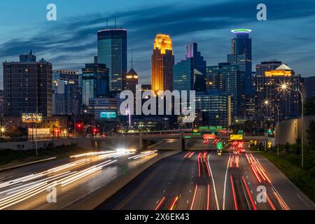 Die Lichter der Skyline von Minneapolis erwachen in Minnesota zum Leben, wenn das Tageslicht nachlässt und eine geschäftige Stadt dieser wachsenden Stadt im Mittleren Westen lebendig wird Stockfoto