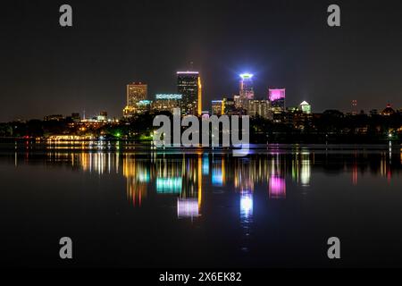 Die Skyline von Minneapolis bei Nacht spiegelt sich in einer klaren Sommernacht vor dem Wasser des Lake BDE Maka Ska in Minnesota Stockfoto