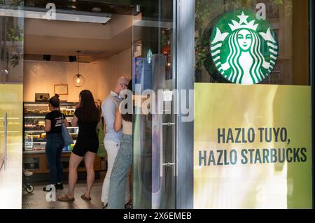 Madrid, Spanien. Mai 2024. Gäste werden in der amerikanischen multinationalen Starbucks Coffee Store in Spanien gesehen. (Foto: Xavi Lopez/SOPA Images/SIPA USA) Credit: SIPA USA/Alamy Live News Stockfoto