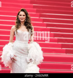 Cannes, Frankreich. Mai 2024. Frederique Bel kommt auf dem Roten Teppich an der Eröffnungsnacht für den Film The Second Act. Schuhdetail – Silberne Sandalen mit hohem Absatz. Foto von Julie Edwards./Alamy Live News Stockfoto