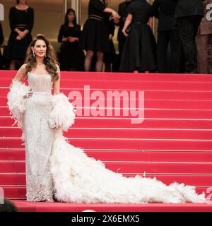 Cannes, Frankreich. Mai 2024. Frederique Bel kommt auf dem Roten Teppich an der Eröffnungsnacht für den Film The Second Act. Schuhdetail – Silberne Sandalen mit hohem Absatz. Foto von Julie Edwards./Alamy Live News Stockfoto