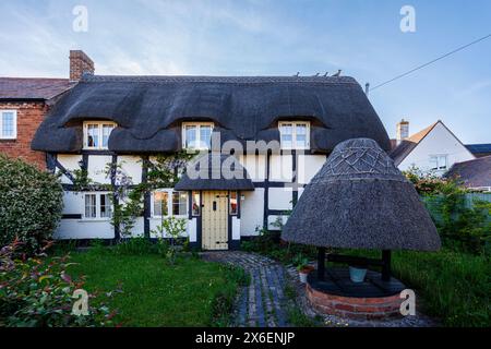 Die Vorderseite eines hübschen, mit Strohdach versehenen, weißen Fachwerkhauses in Callow End, einem Dorf im Malvern Hills District von Worcestershire, England Stockfoto