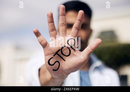 Halten Sie an, nein und geben Sie sich für Protestzeichen, Menschenrechte oder bekämpfen Sie Rassismus im Freien auf dem Campus der Wake University. Handfläche, Nahaufnahme und Person zeigen Ablehnungsgeste Stockfoto