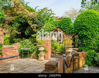 Alchemy Gardens, ein ständiger Schaugarten beim RHS Malvern Spring Festival auf dem Three Counties Showground, Malvern Stockfoto