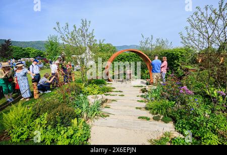 „IT does not have to Cost the Earth“ Showgarten (Goldmedaille) beim RHS Malvern Spring Festival auf dem Three Counties Showground in Malvern Stockfoto