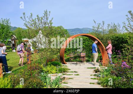 „IT does not have to Cost the Earth“ Showgarten (Goldmedaille) beim RHS Malvern Spring Festival auf dem Three Counties Showground in Malvern Stockfoto