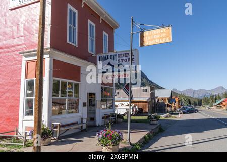 Cooke City, Montana – 17. September 2023: Bezauberndes Cooke City General Store and Fly Shop direkt vor dem Yellowstone National Park Northeast Eingang in Stockfoto