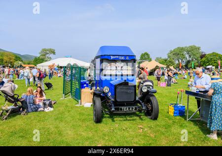 Blue Vintage Tetley's Teas Van, der Tees und Erfrischungen beim RHS Malvern Spring Festival auf dem Three Counties Showground in Malvern verkauft Stockfoto