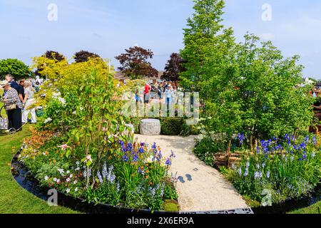 Der „Macmillan Legacy Garden“, ein Showgarten (Silbermedaille) beim RHS Malvern Spring Festival auf dem Three Counties Showground, Malvern Stockfoto