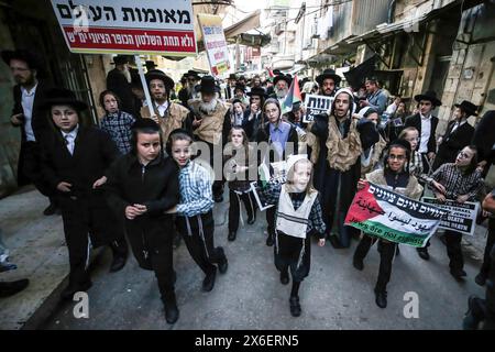 Jerusalem, Israel. Mai 2024. Ultra-orthodoxe jüdische Demonstranten marschieren mit antizionistischen Plakaten und palästinensischen Fahnen während einer Kundgebung gegen die Schaffung des Staates Israel in Jerusalems Nachbarschaft MEA Shearim. MEA Shearim in Jerusalem begeht das Land den 76. Jahrestag seiner Gründung. Quelle: SOPA Images Limited/Alamy Live News Stockfoto