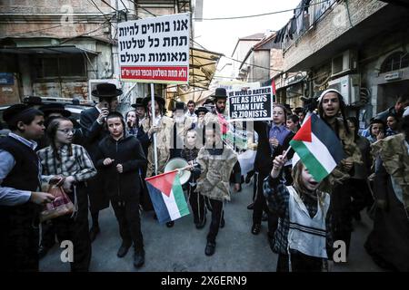 Jerusalem, Israel. Mai 2024. Ultra-orthodoxe jüdische Demonstranten marschieren mit antizionistischen Plakaten und palästinensischen Fahnen während einer Kundgebung gegen die Schaffung des Staates Israel in Jerusalems Nachbarschaft MEA Shearim. MEA Shearim in Jerusalem begeht das Land den 76. Jahrestag seiner Gründung. Quelle: SOPA Images Limited/Alamy Live News Stockfoto