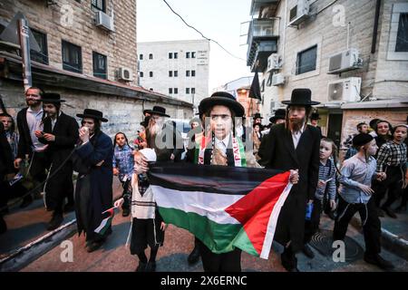 Jerusalem, Israel. Mai 2024. Ultra-orthodoxe jüdische Demonstranten marschieren mit antizionistischen Plakaten und palästinensischen Fahnen während einer Kundgebung gegen die Schaffung des Staates Israel in Jerusalems Nachbarschaft MEA Shearim. MEA Shearim in Jerusalem begeht das Land den 76. Jahrestag seiner Gründung. Quelle: SOPA Images Limited/Alamy Live News Stockfoto