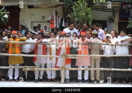 Varanasi, Indien. Mai 2024. Anhänger des indischen Premierministers Narendra Modi warten auf seine Ankunft, um seine Nominierungspapiere für die Parlamentswahlen in Varanasi einzureichen. Quelle: SOPA Images Limited/Alamy Live News Stockfoto