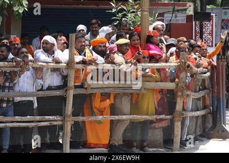 Varanasi, Indien. Mai 2024. Anhänger des indischen Premierministers Narendra Modi warten auf seine Ankunft, um seine Nominierungspapiere für die Parlamentswahlen in Varanasi einzureichen. Quelle: SOPA Images Limited/Alamy Live News Stockfoto