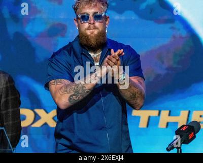 New York, New York, USA. Mai 2024. JAKE PAUL appluht das Publikum bei der Pressekonferenz im Apollo Theater in New York City für das Boxspiel Mike Tyson gegen Jake Paul und KATIE TAYLOR gegen AMANDA SERRANO, das am 20. Juli 2024 in Arlington, Texas, auf Netflix ausgestrahlt wird. (Kreditbild: © Carlos Chiossone/ZUMA Press Wire) NUR REDAKTIONELLE VERWENDUNG! Nicht für kommerzielle ZWECKE! Stockfoto