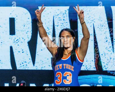 New York, New York, USA. Mai 2024. AMANDA SERRANO würdigt das Publikum bei der Pressekonferenz im Apollo Theater in New York City für das Boxspiel Mike Tyson gegen Jake Paul und KATIE TAYLOR gegen AMANDA SERRANO, das am 20. Juli 2024 in Arlington, Texas, auf Netflix ausgestrahlt wird. (Kreditbild: © Carlos Chiossone/ZUMA Press Wire) NUR REDAKTIONELLE VERWENDUNG! Nicht für kommerzielle ZWECKE! Stockfoto