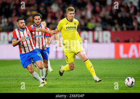 Girona, Spanien. Mai 2024. Sorloth (Villarreal CF) duelliert um den Ball gegen David Lopez (Girona FC) während des La Liga Fußballspiels zwischen Girona FC und Villarreal CF im Montilivi Stadium am 14. Mai 2024 in Girona, Spanien. Foto: Siu Wu Credit: dpa/Alamy Live News Stockfoto