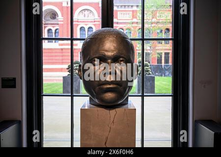 NUMEN, Shifting Votive Two, Skulptur von Thomas J Price, Victoria and Albert Museum, London, England, USA K Stockfoto