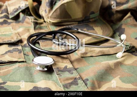 Stethoskop-Aufnahme liegt auf der Uniform eines US-Soldaten. Das Konzept der Gesundheitsfürsorge, der Militärversicherung, der staatlichen Pflege Stockfoto