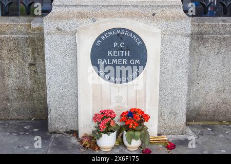 Memorial to PC Keith Palmer vor den Houses of Parliament, London, Montag, 29. April 2024. Foto: David Rowland / One-Image.com Stockfoto