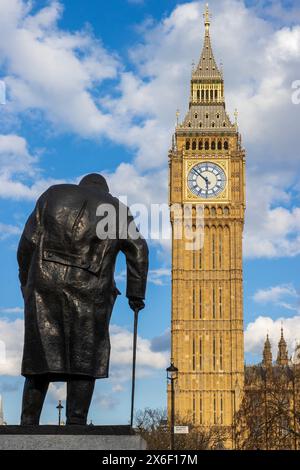 Skulptur des Bildhauers Ivor Robert-Jones Winston Churchill, vor dem Elizabeth Tower, Houses of Parliament, London, Montag, 29. April, 2024. Foto: Da Stockfoto