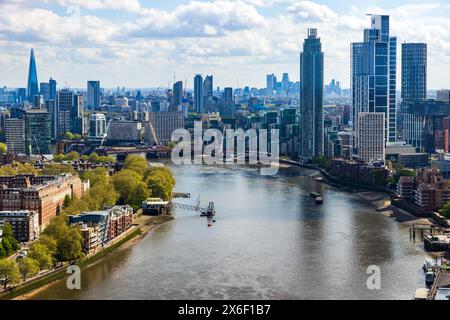 Blick auf London vom Battersea Power Station Chumney, London, Montag, 29. April 2024. Foto: David Rowland / One-Image.com Stockfoto