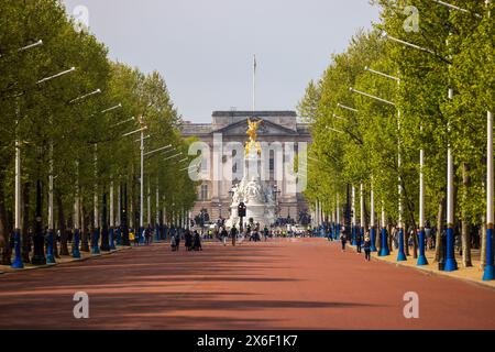 The Mall mit Blick auf Buckingham Palace, London, Mittwoch, 01. Mai 2024. Foto: David Rowland / One-Image.com Stockfoto