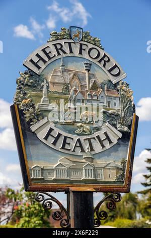 Hertford Heath Village Schild, Sonntag, 05. Mai 2024. Foto: David Rowland / One-Image.com Stockfoto