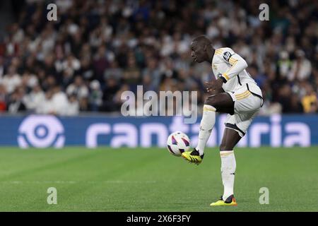 MADRID, SPANIEN - 14. MAI: Ferland Mendy von Real Madrid kontrolliert den Ball während des Spiels der La Liga 2023/24 zwischen Real Madrid und Alaves im Santiago Bernabeu Stadion. (Foto: Guillermo Martinez) Stockfoto