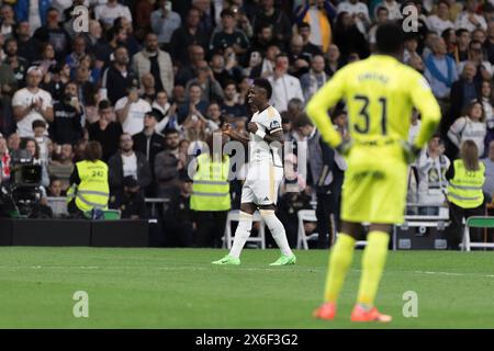 MADRID, SPANIEN - 14. MAI: Vinicius jr von Real Madrid feiert ein Tor während des Spiels der La Liga 2023/24 zwischen Real Madrid und Alaves im Santiago Bernabeu Stadion. (Foto: Guillermo Martinez) Stockfoto