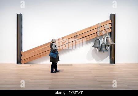 Frau mit Blick auf die Bells 1993 Installation Skulptur von Yannis Kounellis im Tate Modern Museum, London, England, Großbritannien Stockfoto