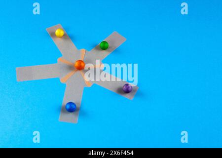 Sphären, die verschiedene Wege zum Treffpunkt einschlagen Stockfoto