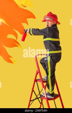 Schockierte kleine Feuerwehr löscht Papierflamme auf gelbem Hintergrund Stockfoto