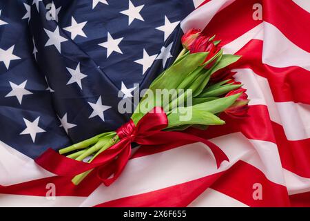 Wunderschöne Tulpenblüten auf der Flagge der USA. Gedenkfeier Stockfoto