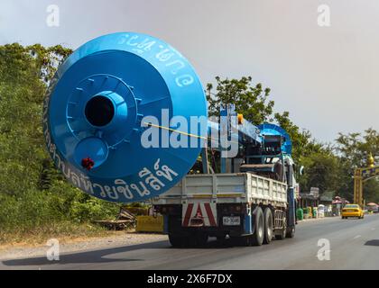 RATCHABURI, THAILAND, 24. März 2024, Transport eines Wasserturms per LKW auf der Autobahn Stockfoto