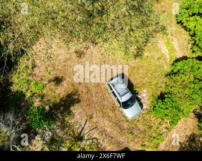 Blick von oben Brown American SUV Jeep Grand Cherokee WJ 2002 auf der Feldstraße in Phuket Thailand, Off-Road in den Wäldern Stockfoto