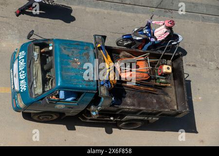 SAIGON, VIETNAM, 17. Dezember 2017, Ein LKW mit einer Ladung Ausrüstung für Bauarbeiten fährt die Straße runter Stockfoto