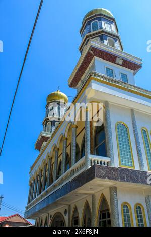 Die Panyee Darussalam Moschee, die auf der Insel neben der Siedlung liegt, dient der überwiegend muslimischen Bevölkerung und ist ein Treffpunkt für die Kommunikation Stockfoto