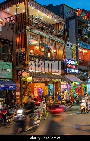 SAIGON, VIETNAM, Dec 17 2017, Sonnenuntergang in den Straßen von Saigon, Abends Straße mit Bars und Pubs im Zentrum von Ho Chi Minh Stadt. Stockfoto